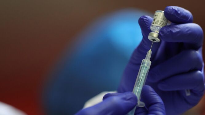 Un sanitario prepara una dosis de la vacuna contra la covid-19.