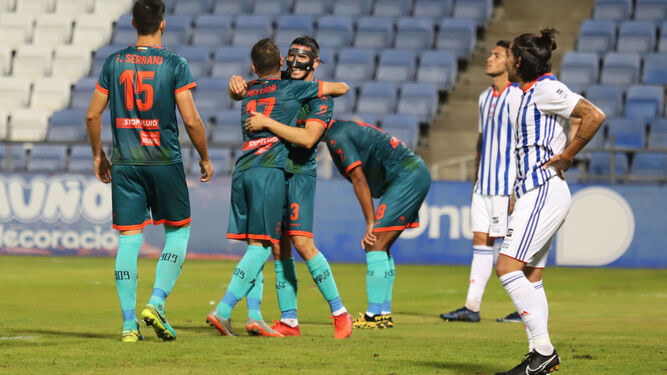Los jugadores del Algeciras celebran el gol que les dio la victoria en Huelva.