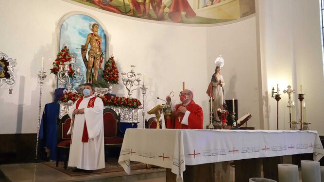 El obispo de Huelva preside el culto en honor al patrón en la parroquia de San Sebastián.