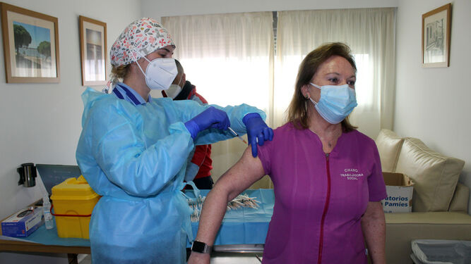 Segunda dosis de la vacuna contra la Covid-19 en el centro de mayores de Cartaya.