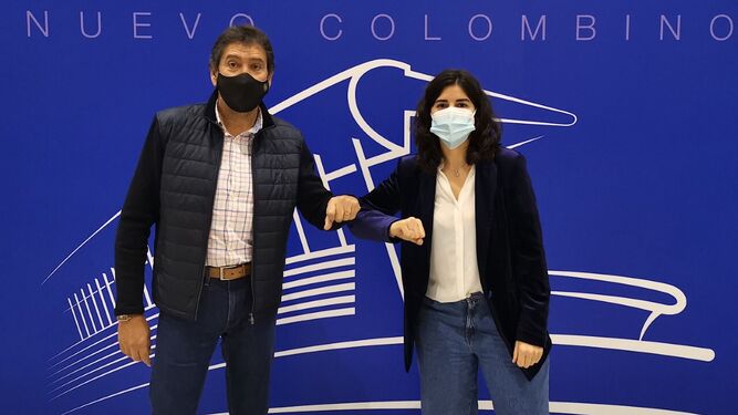 Manolo Zambrano y Paula Crespo, tras la firma del acuerdo.