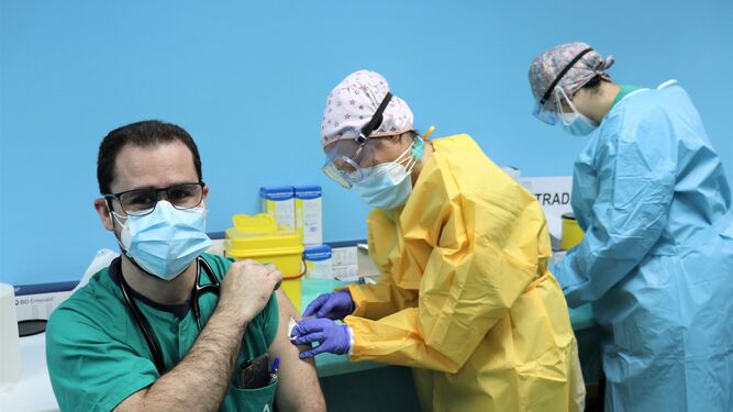 El especialista interno de Medicina Interna, Álvaro Sánchez de Alcázar, recibe la segunda dosis.