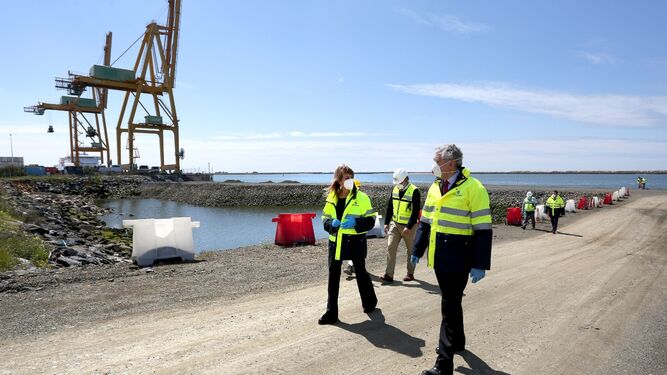 La Presindenta y el director del Puerto durante una visita a las instalaciones