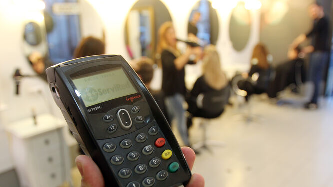 Un pago con tarjeta en una peluquería de Córdoba.