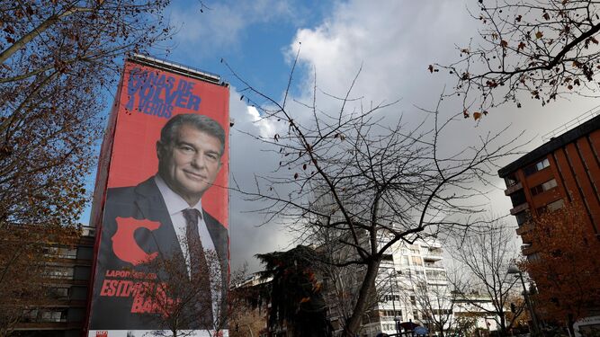 El sorprendente e ingenioso cartel de Joan Laporta frente al estadio Santiago Bernabéu.