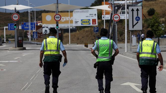 Agentes de la GNR portuguesa controlan el paso de Castro Marím durante el anterior cierre de la frontera hispanolusa