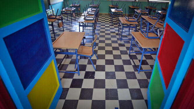 Un aula vacía con la obligada separación entre mesas.