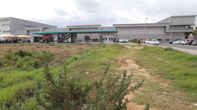 Manzana de Marismas del Polvorín donde se ubica un centro lavadero de la empresa Tycsa, cuya parcela quiere ampliar para instalar una gasolinera.