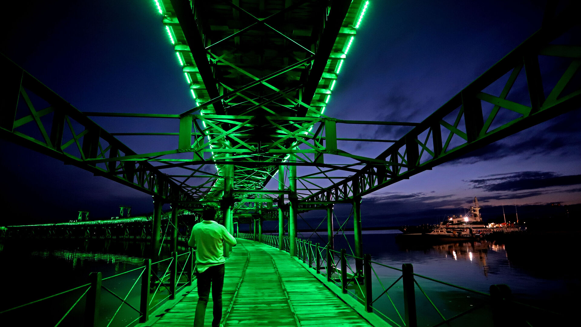 El muelle de la Riotinto se ilumina de verde en el d&iacute;a mundial contra el cancer