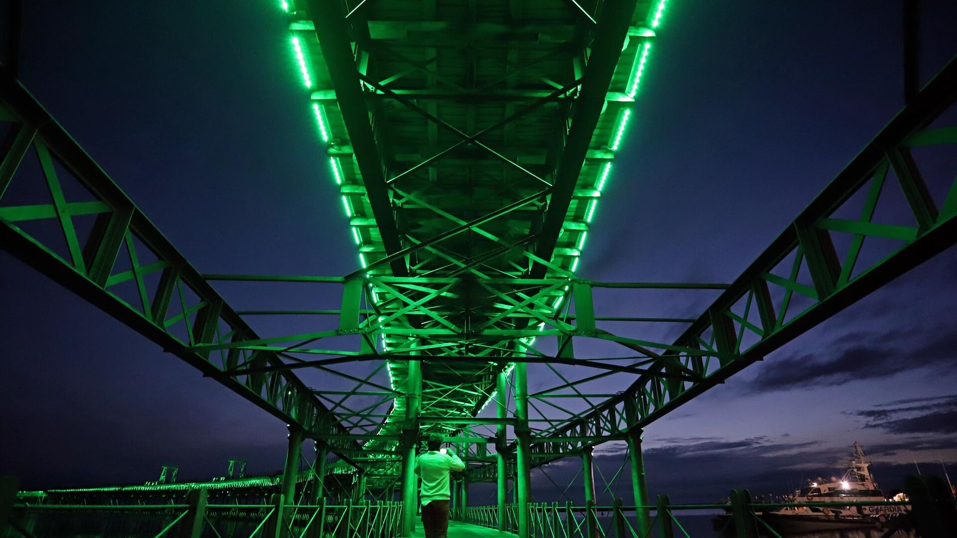 El muelle de la Riotinto se ilumina de verde en el d&iacute;a mundial contra el cancer