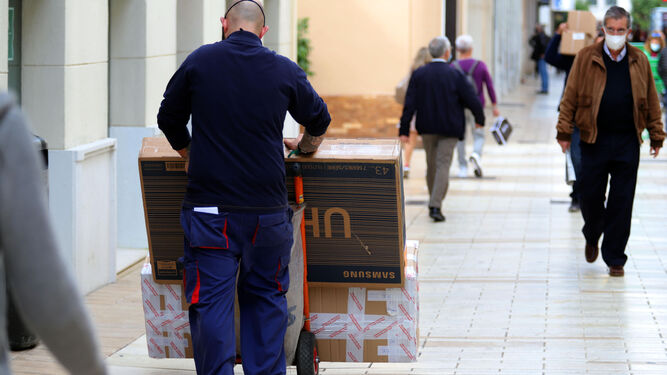 Un repartidor de paquetes por las calles de Huelva.