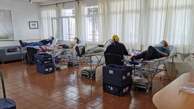 Donación colectiva de donantes de sangre en Nerva, con todas las medidas de seguridad.