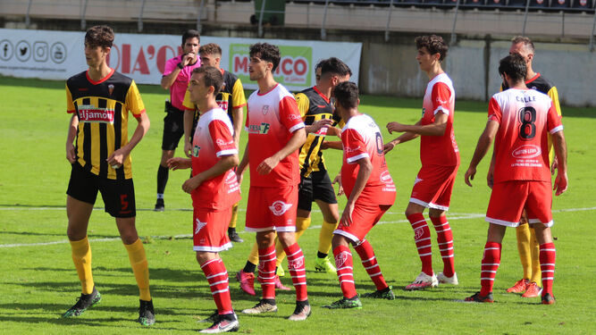 Jugadores de San Roque y La Palma, en un momento del partido de la primera vuelta.