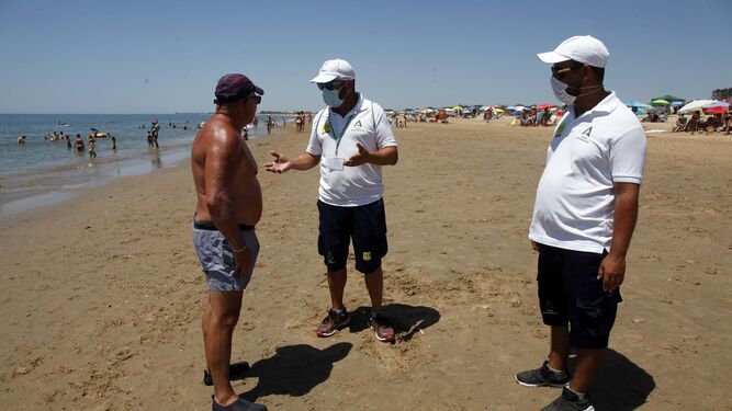 Vigilantes contratados el pasado verano por la Junta de Andalucía para velar por el cumplimiento de las medidas ‘anticovid’ en las playas onubenses