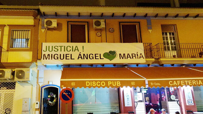 Pancarta en el balcón del piso del doble crimen de Almonte que clama justicia para las dos víctimas.