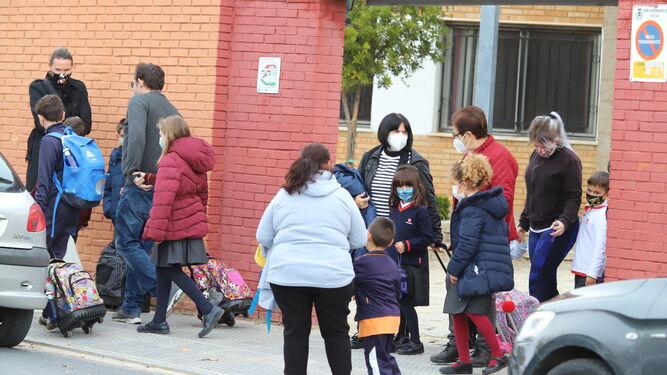 Escolares en la puerta de un colegio de Huelva.