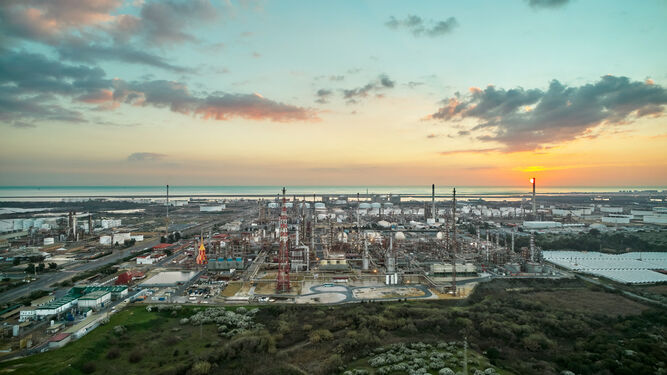 Imagen aérea de la refinería y la planta química de Palos.