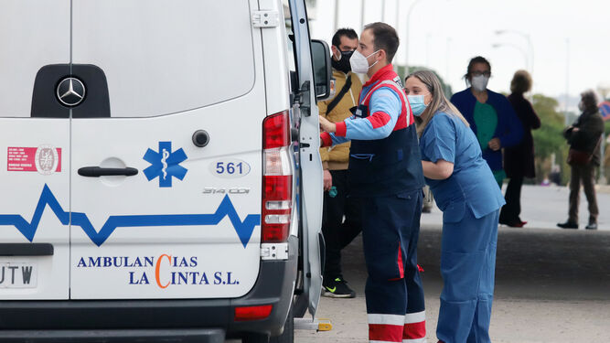 Dos sanitarios en una ambulancia dentro de las inmediaciones del Hospital Juan Ramón Jiménez.