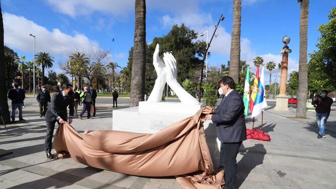 Inauguración de la escultura en homenaje a los sanitarios.