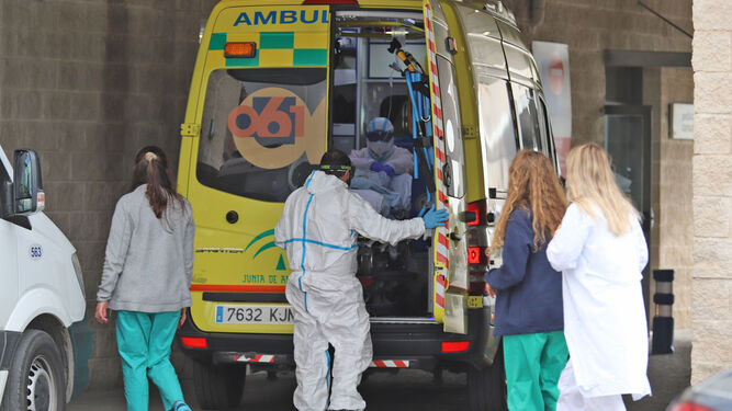 Una ambulancia del 061 transporta a un paciente a la puerta de Urgencias del Juan Ramón Jiménez.