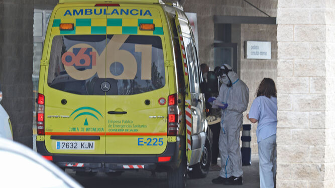 Una ambulancia del 061 en el hospital Juan Ramón Jiménez.