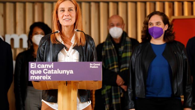 La candidata de En Comú Podem, Jessica Albiach, acompañada por la alcaldesa de Barcelona, Ada Colau, durante su comparecencia esta noche.