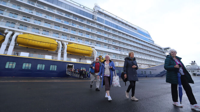 Llegada del crucero  Spirit of Discovery con cientos de turistas en enero de 2020.
