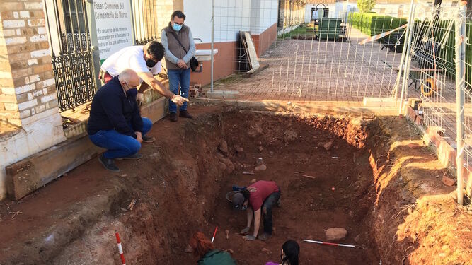 El equipo de arqueólogos durante los trabajos de exhumación en las fosas comunes