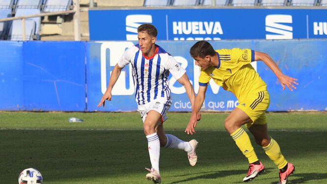 Alexander se marcha de un rival durante el choque ante el Cádiz B.
