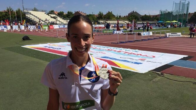 Laura García-Caro posa con una medalla.