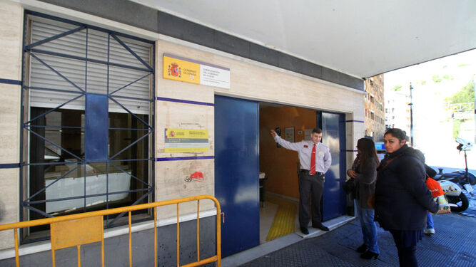 Imagen de archivo. Puerta de la Oficina de Extranjería en Huelva capital.