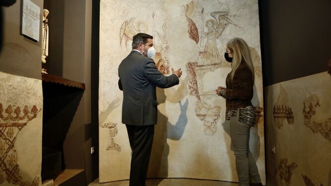 La consejera y el viceconsejero de Cultura durante si visita a la Colección Arqueológica Municipal