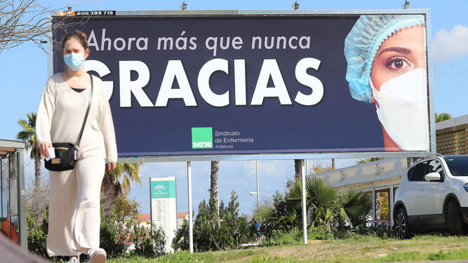 Cartel de agradecimiento a los sanitarios en las inmediaciones del Hospital Juan Ramón Jiménez.