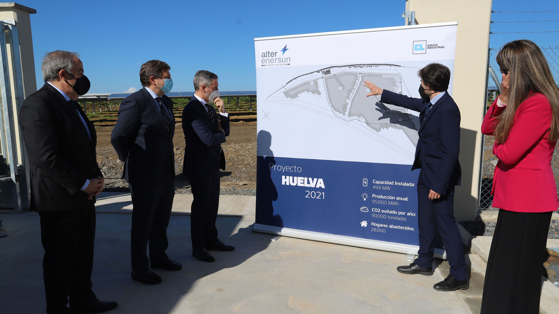 El consejero de Hacienda y Financiaci&oacute;n Europea, Juan Bravo, visita la planta fotovoltaica Huelva 2021