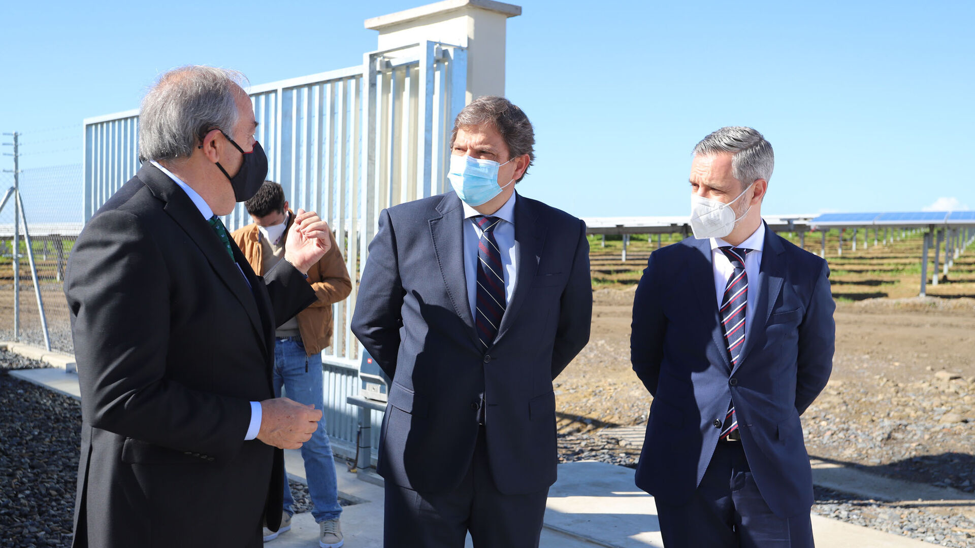 El consejero de Hacienda y Financiaci&oacute;n Europea, Juan Bravo, visita la planta fotovoltaica Huelva 2021