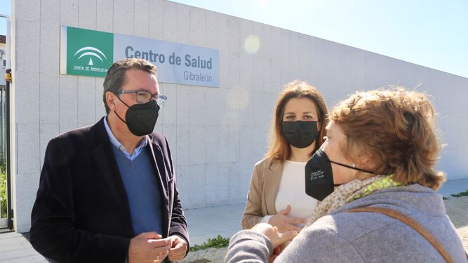 Visita de los representantes populares al centro de salud de Gibraleón.