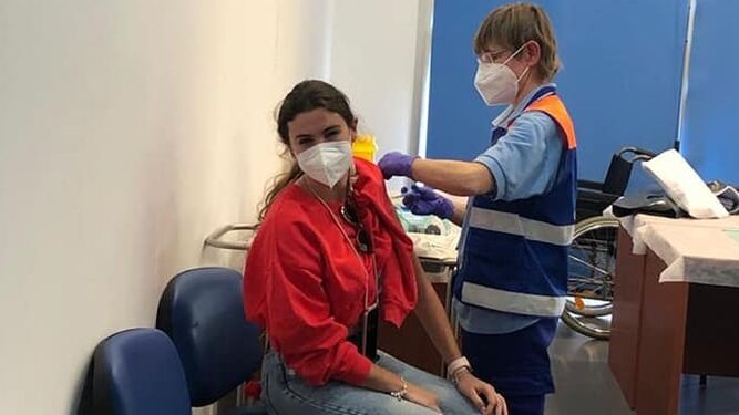 Vacunación a una docente en el centro Adersa IV de Cumbres Mayores.