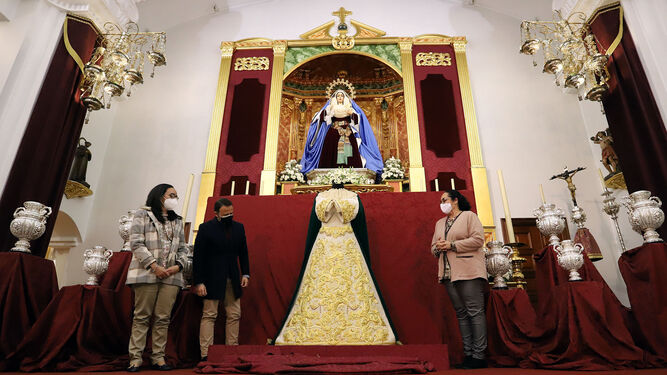 Los bordadores del Taller de Charo Bernardino presentaron la nueva saya a los pies de la Virgen de la Esperanza.