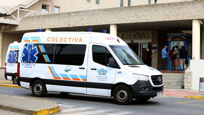 Ambulancia en las consultas externas del Juan Ramón Jiménez.