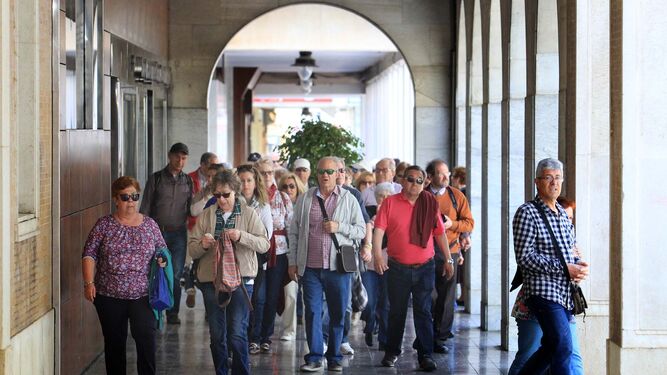 Imagen de archivo. Varios turistas pasean por el centro de Huelva.