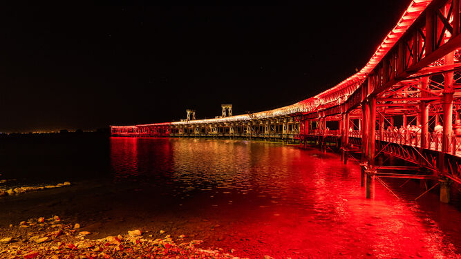 Muelle del Tinto con los colores de España el 12 de octubre.