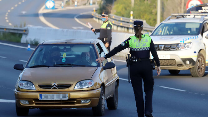 Uno de los controles perimetrales llevados a cabo por la Policía Local de Huelva durante el cierre de la capital.