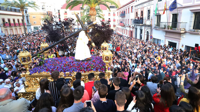 El Señor de Pasión por la Plaza de San Pedro durante al Semana Santa de 2019