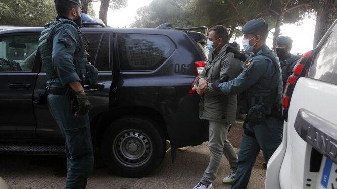 Momento en el que la persona detenida en Aljaraque es conducida a un vehículo policial