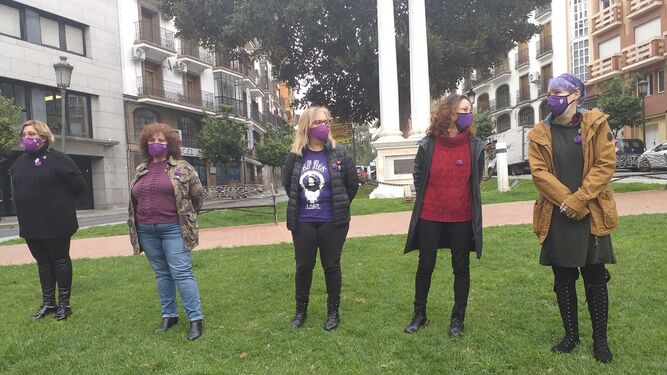 Mujeres activistas de Izquierda Unida Huelva, ayer en la plaza Arqueológica.