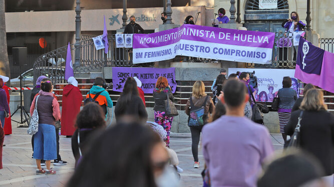 Plaza de las Monjas durante la lectura del manifiesto del Movimiento Feminista de Huelva