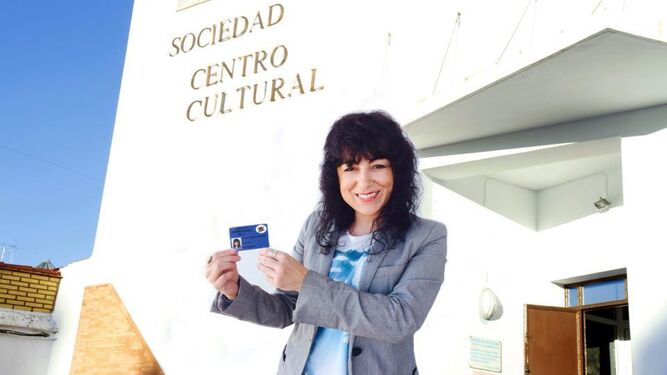 Elena Tobar, con el carnet del Centro Cultural.