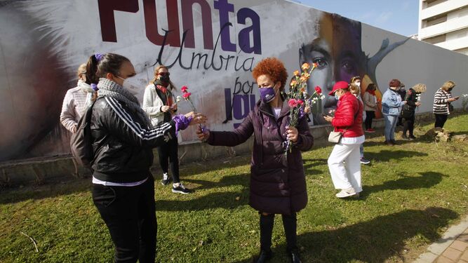 Reparto de flores tras la inauguración del mural por la igualdad de Punta Umbría