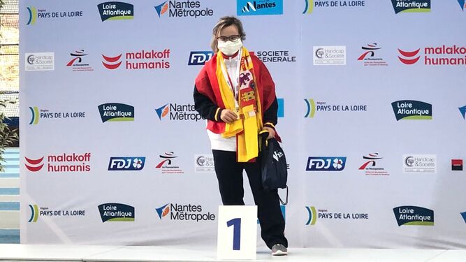 Blanca Betanzos posa con su oro en Nantes.