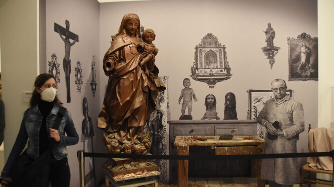 En la muestra se reproduce el taller del escultor de Higuera de la Sierra.